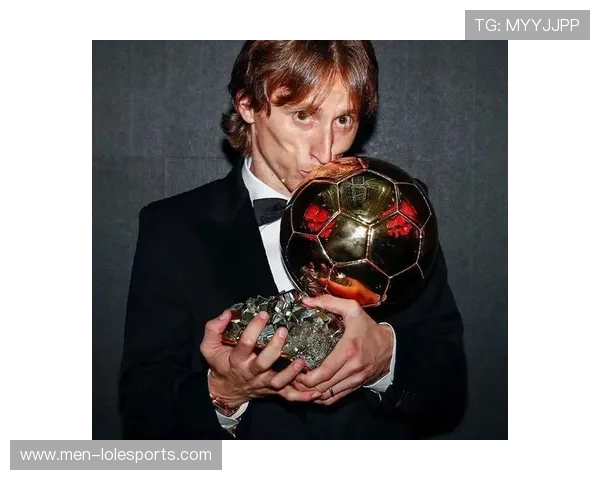 世界上最矮足球明星的成长历程与球场传奇背后的坚持与努力 世界上最矮足球明星的成长历程与球场传奇背后的坚持与努力